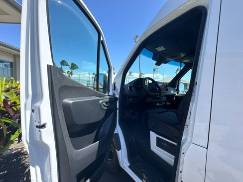 Used 2025 Mercedes-Benz Sprinter 2500 image 16