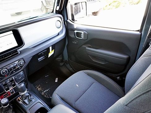 New 2025 Jeep Gladiator Willys image 29