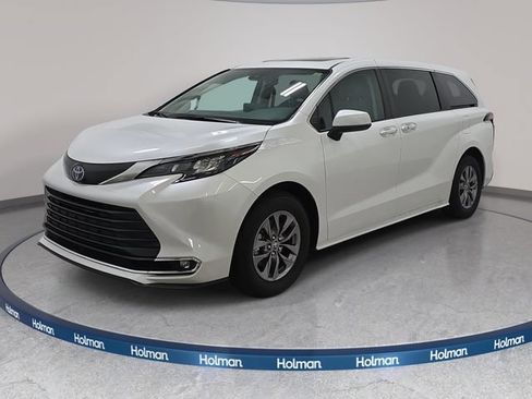 Used 2024 Toyota Sienna XLE FWD image 1