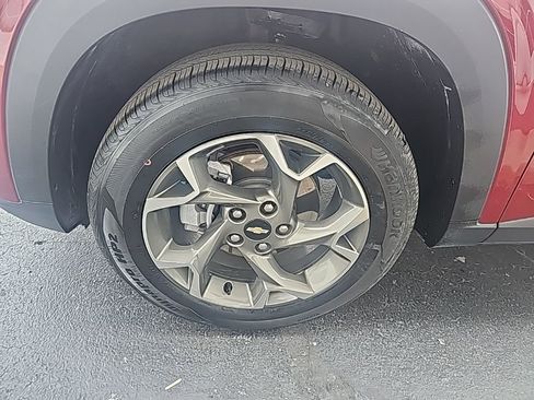 Used 2025 Chevrolet Trax LT w/ LT Convenience Package image 8