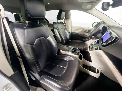 Used 2024 Chrysler Pacifica Touring-L image 30