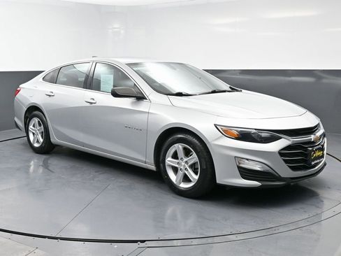 Used 2019 Chevrolet Malibu LS image 2