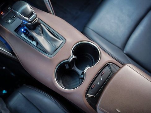 Used 2022 Toyota Venza XLE image 30