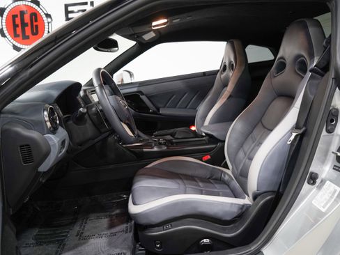Used 2020 Nissan GT-R Premium AWD/4WD image 8
