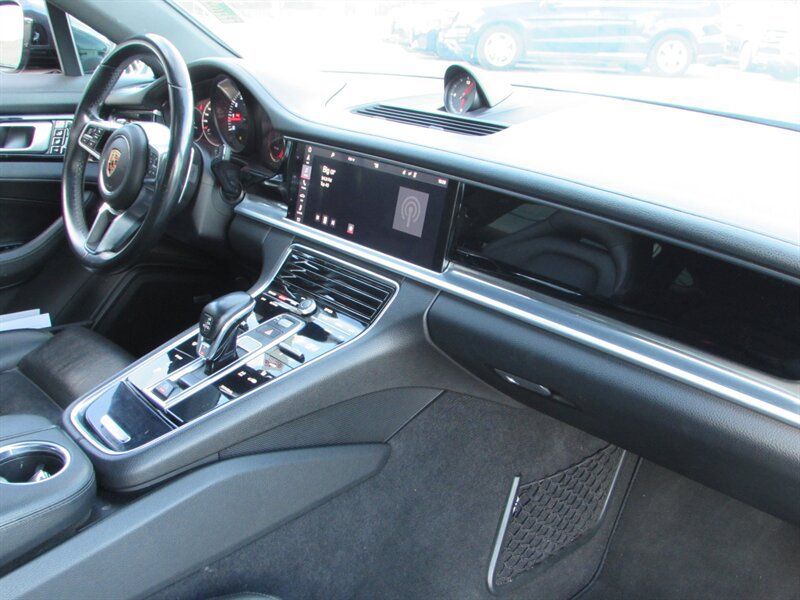 Used 2018 Porsche Panamera image 30