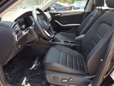 Certified 2024 Volkswagen Jetta SE w/ Panoramic Sunroof Package FWD image 18