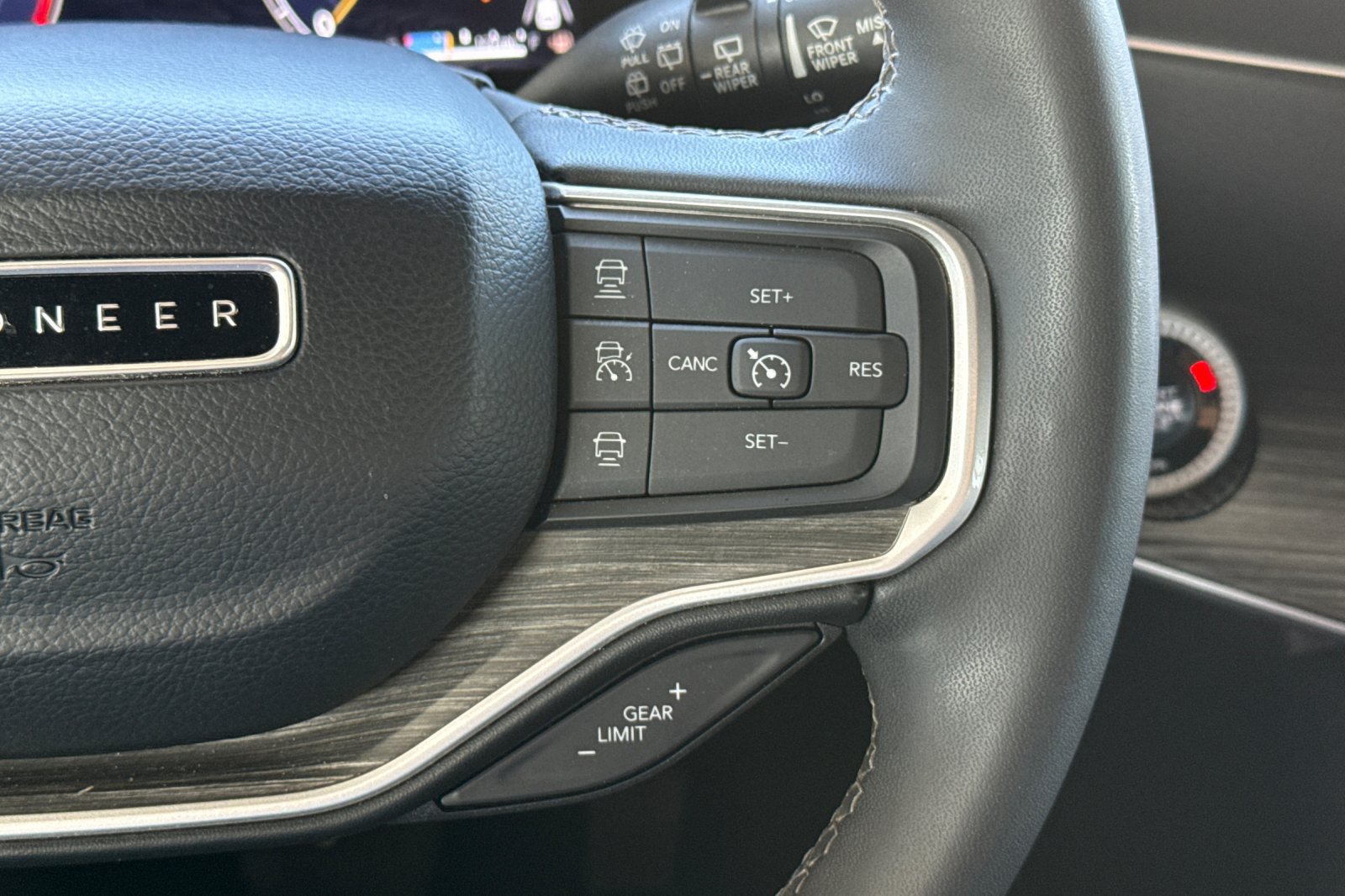 Used 2024 Jeep Wagoneer Series III AWD/4WD image 38