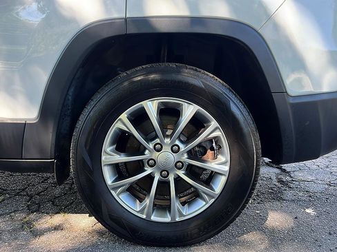Used 2019 Jeep Cherokee Latitude Plus w/ Comfort/Convenience Group AWD/4WD image 21