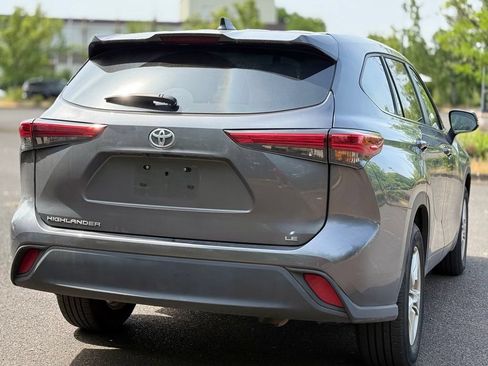 Used 2023 Toyota Highlander LE FWD image 5