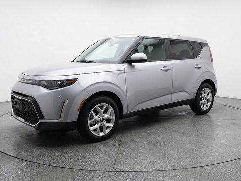 Used 2025 Kia Soul LX w/ LX Technology Package image 3