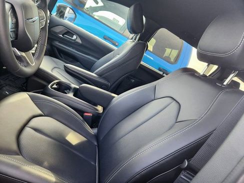 New 2025 Chrysler Pacifica Select w/ Fav Edition Package FWD image 12