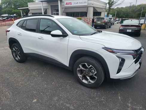 Used 2025 Chevrolet Trax LT w/ LT Convenience Package image 15