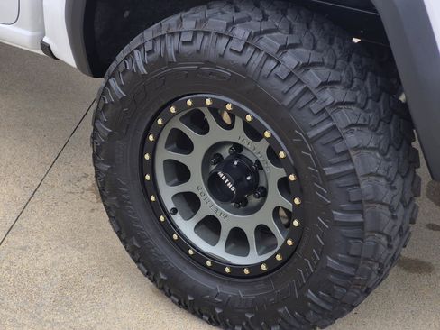 Used 2024 GMC Canyon AT4 w/ Canyon Safety Plus Package image 9