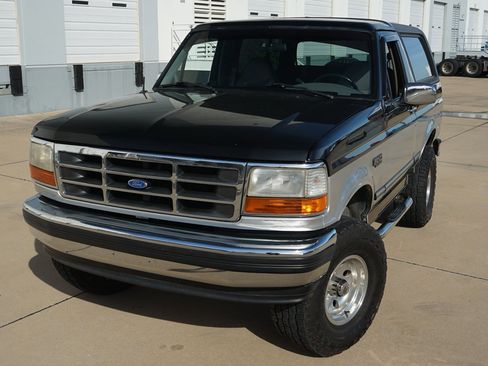 Used 1995 Ford Bronco XLT image 2
