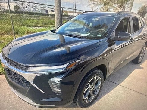 Used 2025 Chevrolet Trax LT FWD image 2
