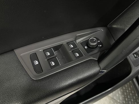 Used 2018 Volkswagen Tiguan SEL image 16