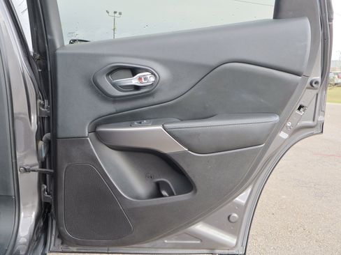 Used 2019 Jeep Cherokee Latitude Plus w/ Comfort/Convenience Group image 31