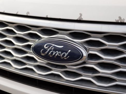 Used 2017 Ford Explorer Platinum image 40