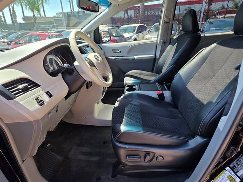 Used 2014 Toyota Sienna SE w/ SE Premium Package w/Entune FWD image 25