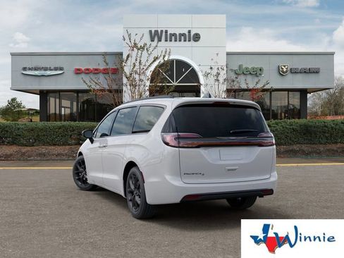 New 2026 Chrysler Pacifica Select image 3