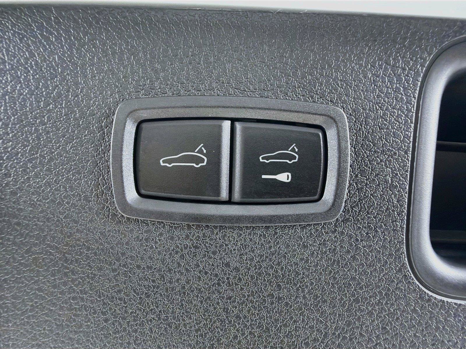 Certified 2026 Porsche Macan AWD/4WD image 26