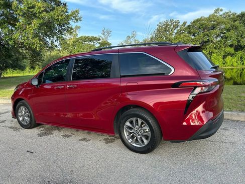 Used 2022 Toyota Sienna XLE w/ XLE Plus Package FWD image 4