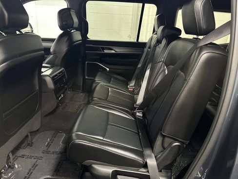 Used 2025 Jeep Wagoneer 4WD w/ Premium Group I image 21