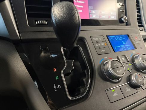 Used 2020 Toyota Sienna L FWD image 26