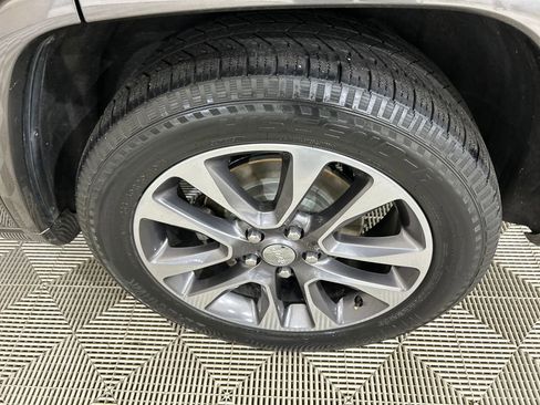 Used 2017 Jeep Grand Cherokee Overland image 10