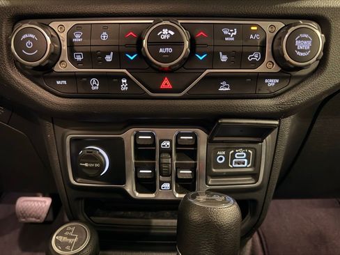 Used 2025 Jeep Wrangler Sport S image 24