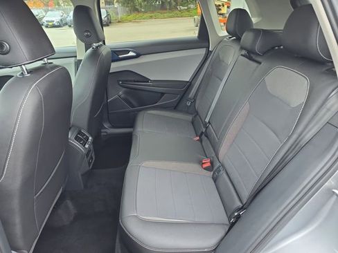 Used 2024 Volkswagen Taos SE image 14