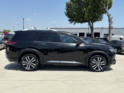 Used 2023 Nissan Pathfinder Platinum FWD image 2