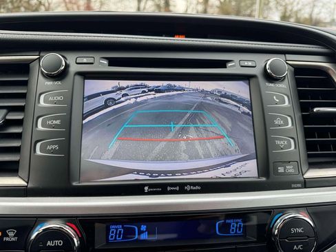 Used 2019 Toyota Highlander SE image 28