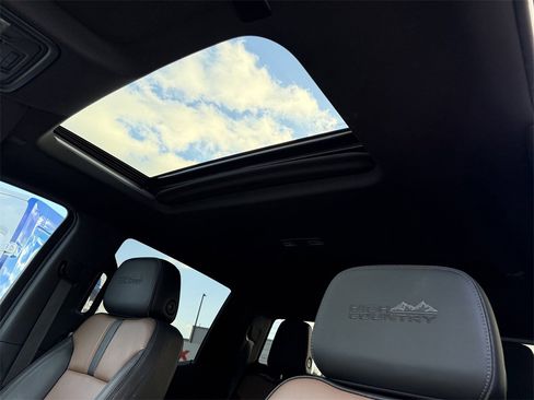 Used 2021 Chevrolet Silverado 1500 High Country w/ Technology Package image 32