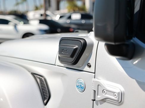 Used 2022 Jeep Wrangler Unlimited Sahara AWD/4WD image 16