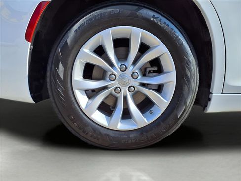 Used 2022 Chrysler 300 Touring image 9