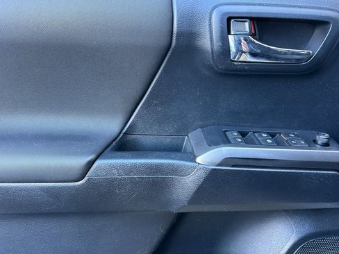 Used 2019 Toyota Tacoma TRD Off-Road w/ Technology Package image 11