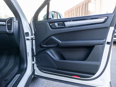 Certified 2023 Porsche Cayenne Platinum Edition w/ Premium Package Plus image 37