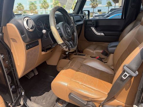 Used 2011 Jeep Wrangler Unlimited Rubicon w/ Connectivity Group AWD/4WD image 2