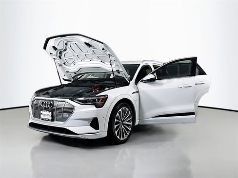 Used 2019 Audi e-tron Prestige w/ Prestige Package image 22