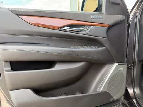 Used 2018 Cadillac Escalade Luxury w/ LPO, Radiant Package AWD/4WD image 17