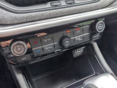 Used 2023 Jeep Compass Latitude image 39