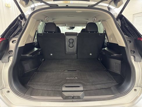 Used 2020 Nissan Rogue SV image 23