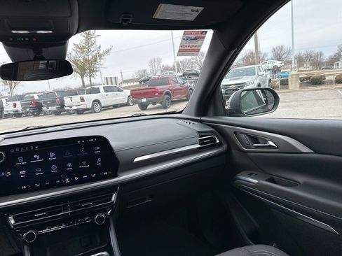 Used 2025 Chevrolet Traverse LT image 53