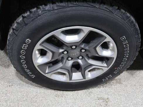 Used 2019 Jeep Cherokee Trailhawk w/ Cold Weather Group image 9