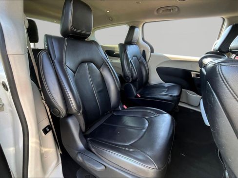Used 2022 Chrysler Pacifica Touring-L w/ Uconnect Theater Family Group FWD image 21