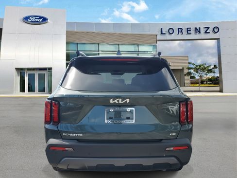 Used 2023 Kia Sorento S image 5