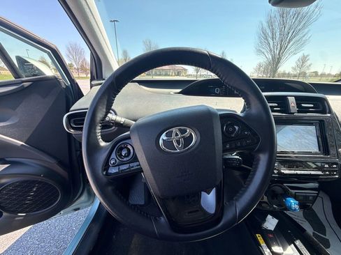 Used 2019 Toyota Prius XLE image 18