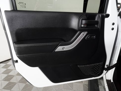 Used 2015 Jeep Wrangler Unlimited Rubicon image 10