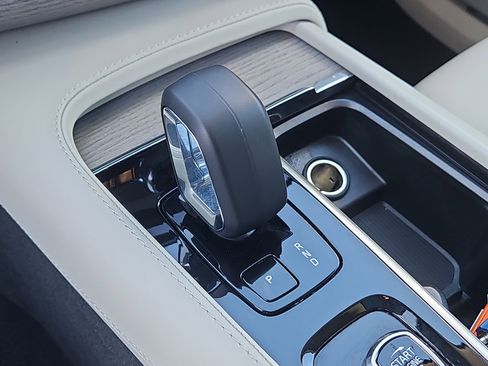 Used 2025 Volvo XC90 B6 Plus w/ Protection Package image 23